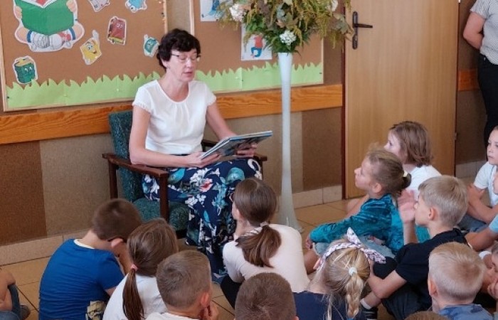 Nikomu chyba nie trzeba tłumaczyć jak ważne dla rozwoju dziecka jest czytanie. Doczekało się ono nawet swojego święta. Zaglądając do kalendarza możemy zobaczyć, że 29 września obchodzimy Ogólnopolski Dzień Głośnego Czytania. Data nie jest przypadkowa, ponieważ tego dnia urodziła się autorka książek dla dzieci i młodzieży- Janina Porazińska. My celebrowaliśmy ten wyjątkowy dzień z Panią Wicedyrektor Anettą Daszkowską, która zabrała nas w podróż w towarzystwie Bratka. Nasi uczniowie słuchali jego przygód z zaciekawieniem, odpowiadali nawet na pytania do wysłuchanego tekstu. Udało im się całkiem sporo zapamiętać. 
Dziękujemy Pani Wicedyrektor za poświęcony czas.
Zachęcamy rodziców młodszych uczniów do codziennego, wspólnego, głośnego czytania, a tych nieco starszych uczniów zapraszamy do częstego odwiedzania naszej szkolnej biblioteki. 