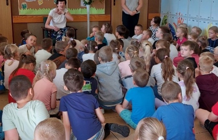 Nikomu chyba nie trzeba tłumaczyć jak ważne dla rozwoju dziecka jest czytanie. Doczekało się ono nawet swojego święta. Zaglądając do kalendarza możemy zobaczyć, że 29 września obchodzimy Ogólnopolski Dzień Głośnego Czytania. Data nie jest przypadkowa, ponieważ tego dnia urodziła się autorka książek dla dzieci i młodzieży- Janina Porazińska. My celebrowaliśmy ten wyjątkowy dzień z Panią Wicedyrektor Anettą Daszkowską, która zabrała nas w podróż w towarzystwie Bratka. Nasi uczniowie słuchali jego przygód z zaciekawieniem, odpowiadali nawet na pytania do wysłuchanego tekstu. Udało im się całkiem sporo zapamiętać. 
Dziękujemy Pani Wicedyrektor za poświęcony czas.
Zachęcamy rodziców młodszych uczniów do codziennego, wspólnego, głośnego czytania, a tych nieco starszych uczniów zapraszamy do częstego odwiedzania naszej szkolnej biblioteki. 