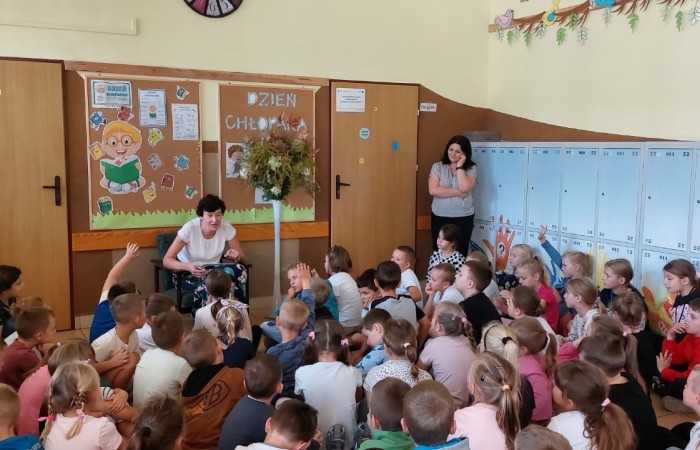 Nikomu chyba nie trzeba tłumaczyć jak ważne dla rozwoju dziecka jest czytanie. Doczekało się ono nawet swojego święta. Zaglądając do kalendarza możemy zobaczyć, że 29 września obchodzimy Ogólnopolski Dzień Głośnego Czytania. Data nie jest przypadkowa, ponieważ tego dnia urodziła się autorka książek dla dzieci i młodzieży- Janina Porazińska. My celebrowaliśmy ten wyjątkowy dzień z Panią Wicedyrektor Anettą Daszkowską, która zabrała nas w podróż w towarzystwie Bratka. Nasi uczniowie słuchali jego przygód z zaciekawieniem, odpowiadali nawet na pytania do wysłuchanego tekstu. Udało im się całkiem sporo zapamiętać. 
Dziękujemy Pani Wicedyrektor za poświęcony czas.
Zachęcamy rodziców młodszych uczniów do codziennego, wspólnego, głośnego czytania, a tych nieco starszych uczniów zapraszamy do częstego odwiedzania naszej szkolnej biblioteki. 