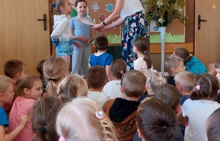 Nikomu chyba nie trzeba tłumaczyć jak ważne dla rozwoju dziecka jest czytanie. Doczekało się ono nawet swojego święta. Zaglądając do kalendarza możemy zobaczyć, że 29 września obchodzimy Ogólnopolski Dzień Głośnego Czytania. Data nie jest przypadkowa, ponieważ tego dnia urodziła się autorka książek dla dzieci i młodzieży- Janina Porazińska. My celebrowaliśmy ten wyjątkowy dzień z Panią Wicedyrektor Anettą Daszkowską, która zabrała nas w podróż w towarzystwie Bratka. Nasi uczniowie słuchali jego przygód z zaciekawieniem, odpowiadali nawet na pytania do wysłuchanego tekstu. Udało im się całkiem sporo zapamiętać. 
Dziękujemy Pani Wicedyrektor za poświęcony czas.
Zachęcamy rodziców młodszych uczniów do codziennego, wspólnego, głośnego czytania, a tych nieco starszych uczniów zapraszamy do częstego odwiedzania naszej szkolnej biblioteki. 