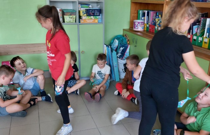 W tym roku nieco szybciej niż zazwyczaj, bo 29 września, uczniowie klas 1-3 obchodzili Dzień Chłopaka. Każda klasa stanęła na wysokości zadania, tak by wydarzenie to na długo zostało w pamięci chłopców. Oczywiście nie mogło zabraknąć życzeń, drobnych upominków i dobrej zabawy. 
Wszystkim małym dżentelmenom jeszcze raz składamy najserdeczniejsze życzenia z okazji ich święta :)
