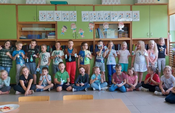 W tym roku nieco szybciej niż zazwyczaj, bo 29 września, uczniowie klas 1-3 obchodzili Dzień Chłopaka. Każda klasa stanęła na wysokości zadania, tak by wydarzenie to na długo zostało w pamięci chłopców. Oczywiście nie mogło zabraknąć życzeń, drobnych upominków i dobrej zabawy. 
Wszystkim małym dżentelmenom jeszcze raz składamy najserdeczniejsze życzenia z okazji ich święta :)
