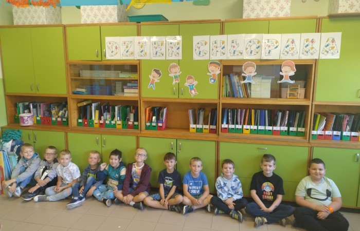 W tym roku nieco szybciej niż zazwyczaj, bo 29 września, uczniowie klas 1-3 obchodzili Dzień Chłopaka. Każda klasa stanęła na wysokości zadania, tak by wydarzenie to na długo zostało w pamięci chłopców. Oczywiście nie mogło zabraknąć życzeń, drobnych upominków i dobrej zabawy. 
Wszystkim małym dżentelmenom jeszcze raz składamy najserdeczniejsze życzenia z okazji ich święta :)

