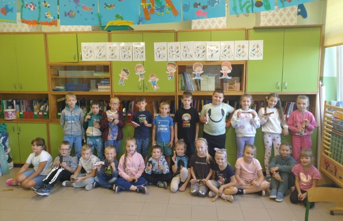 W tym roku nieco szybciej niż zazwyczaj, bo 29 września, uczniowie klas 1-3 obchodzili Dzień Chłopaka. Każda klasa stanęła na wysokości zadania, tak by wydarzenie to na długo zostało w pamięci chłopców. Oczywiście nie mogło zabraknąć życzeń, drobnych upominków i dobrej zabawy. 
Wszystkim małym dżentelmenom jeszcze raz składamy najserdeczniejsze życzenia z okazji ich święta :)
