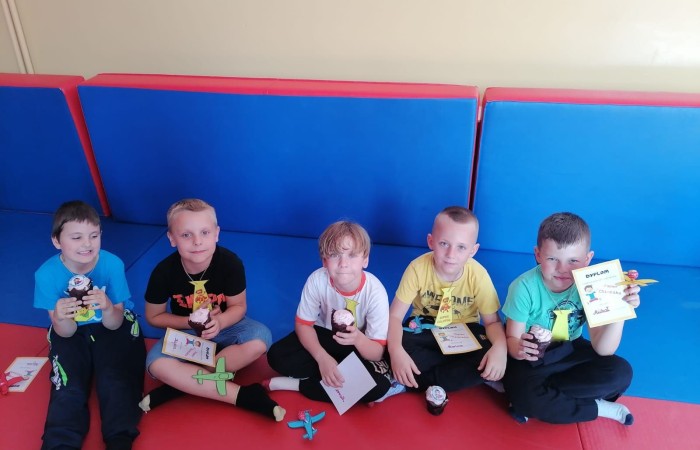 W tym roku nieco szybciej niż zazwyczaj, bo 29 września, uczniowie klas 1-3 obchodzili Dzień Chłopaka. Każda klasa stanęła na wysokości zadania, tak by wydarzenie to na długo zostało w pamięci chłopców. Oczywiście nie mogło zabraknąć życzeń, drobnych upominków i dobrej zabawy. 
Wszystkim małym dżentelmenom jeszcze raz składamy najserdeczniejsze życzenia z okazji ich święta :)
