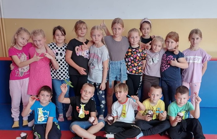 W tym roku nieco szybciej niż zazwyczaj, bo 29 września, uczniowie klas 1-3 obchodzili Dzień Chłopaka. Każda klasa stanęła na wysokości zadania, tak by wydarzenie to na długo zostało w pamięci chłopców. Oczywiście nie mogło zabraknąć życzeń, drobnych upominków i dobrej zabawy. 
Wszystkim małym dżentelmenom jeszcze raz składamy najserdeczniejsze życzenia z okazji ich święta :)
