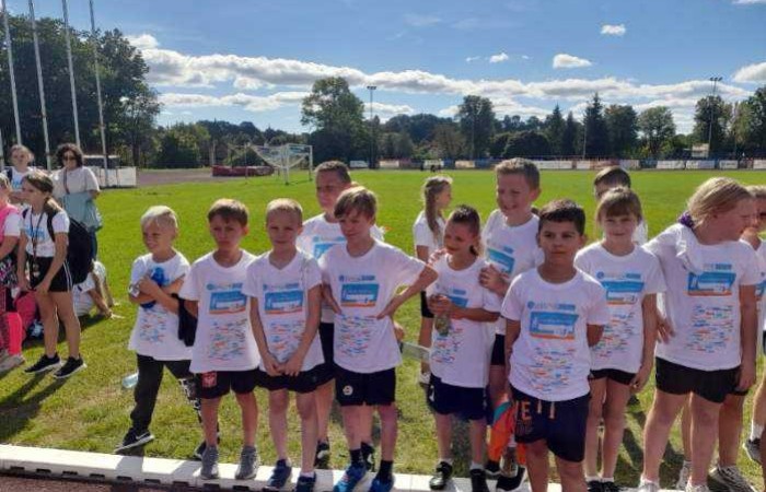 15 września uczniowie z klas III, pod opieką p. Iwony Antczak, wzięli udział w zawodach sportowych z cyklu „Zacznij od lekkiej”. Dzieci mogły sprawdzić się w konkurencjach biegowych, a także technicznych, tj. skok w dal i rzut piłeczką palantową. Na wszystkich uczestników czekały koszulki oraz pamiątkowe medale. Warto dodać, że 4 osoby które uzyskały najlepsze wyniki, zostały również nagrodzone pucharami. Mimo olbrzymiego wysiłku, nasi reprezentanci wrócili do szkoły pełni energii i radości. 