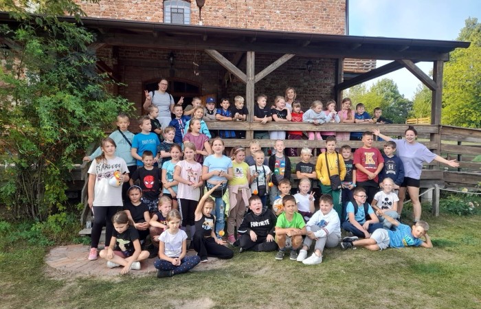 Na początku października uczniowie klas III, wraz z wychowawczyniami, wybrali się na wycieczkę do Kaczego Bagna- Miejsca Inicjatyw Pozytywnych. Na miejscu czekała na nich moc atrakcji zapewniona przez organizatorów. Dzieci uczestniczyły w warsztatach, które były niezwykle pouczające, a przy okazji sprawiły ich uczestnikom wiele frajdy, a także pozwoliły odnaleźć ukryte talenty. Warto dodać, że dla wielu osób było to pierwsze nocowanie bez rodziców, nawiasem mówiąc zdane na 6 :)
Nasi uczniowie z pewnością jeszcze nie raz powrócą do Kaczego Bagna, choćby myślami.