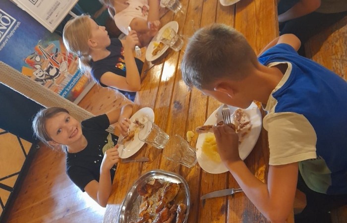 Na początku października uczniowie klas III, wraz z wychowawczyniami, wybrali się na wycieczkę do Kaczego Bagna- Miejsca Inicjatyw Pozytywnych. Na miejscu czekała na nich moc atrakcji zapewniona przez organizatorów. Dzieci uczestniczyły w warsztatach, które były niezwykle pouczające, a przy okazji sprawiły ich uczestnikom wiele frajdy, a także pozwoliły odnaleźć ukryte talenty. Warto dodać, że dla wielu osób było to pierwsze nocowanie bez rodziców, nawiasem mówiąc zdane na 6 :)
Nasi uczniowie z pewnością jeszcze nie raz powrócą do Kaczego Bagna, choćby myślami.