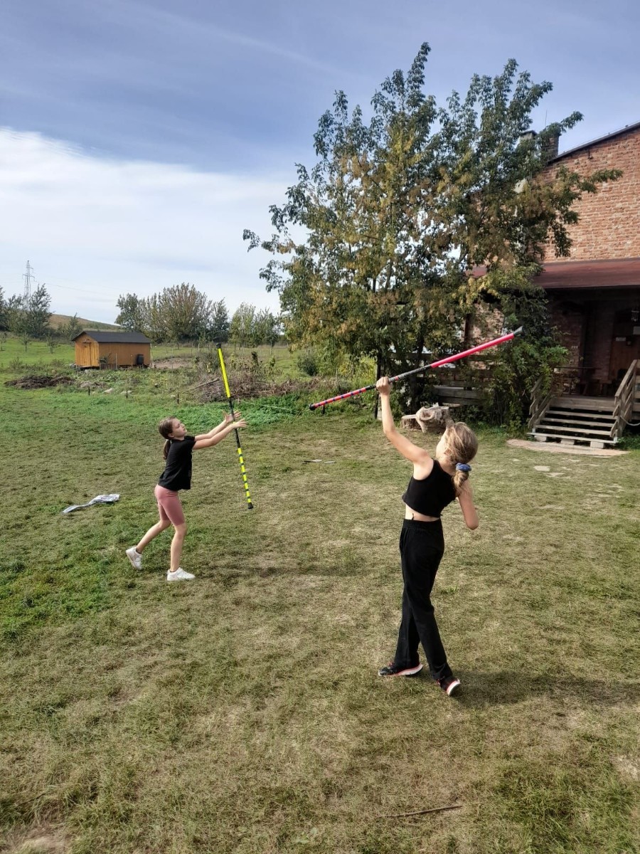 Na początku października uczniowie klas III, wraz z wychowawczyniami, wybrali się na wycieczkę do Kaczego Bagna- Miejsca Inicjatyw Pozytywnych. Na miejscu czekała na nich moc atrakcji zapewniona przez organizatorów. Dzieci uczestniczyły w warsztatach, które były niezwykle pouczające, a przy okazji sprawiły ich uczestnikom wiele frajdy, a także pozwoliły odnaleźć ukryte talenty. Warto dodać, że dla wielu osób było to pierwsze nocowanie bez rodziców, nawiasem mówiąc zdane na 6 :)
Nasi uczniowie z pewnością jeszcze nie raz powrócą do Kaczego Bagna, choćby myślami.