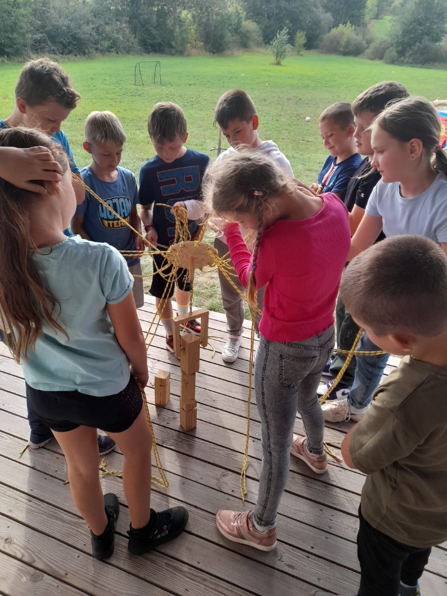 Na początku października uczniowie klas III, wraz z wychowawczyniami, wybrali się na wycieczkę do Kaczego Bagna- Miejsca Inicjatyw Pozytywnych. Na miejscu czekała na nich moc atrakcji zapewniona przez organizatorów. Dzieci uczestniczyły w warsztatach, które były niezwykle pouczające, a przy okazji sprawiły ich uczestnikom wiele frajdy, a także pozwoliły odnaleźć ukryte talenty. Warto dodać, że dla wielu osób było to pierwsze nocowanie bez rodziców, nawiasem mówiąc zdane na 6 :)
Nasi uczniowie z pewnością jeszcze nie raz powrócą do Kaczego Bagna, choćby myślami.