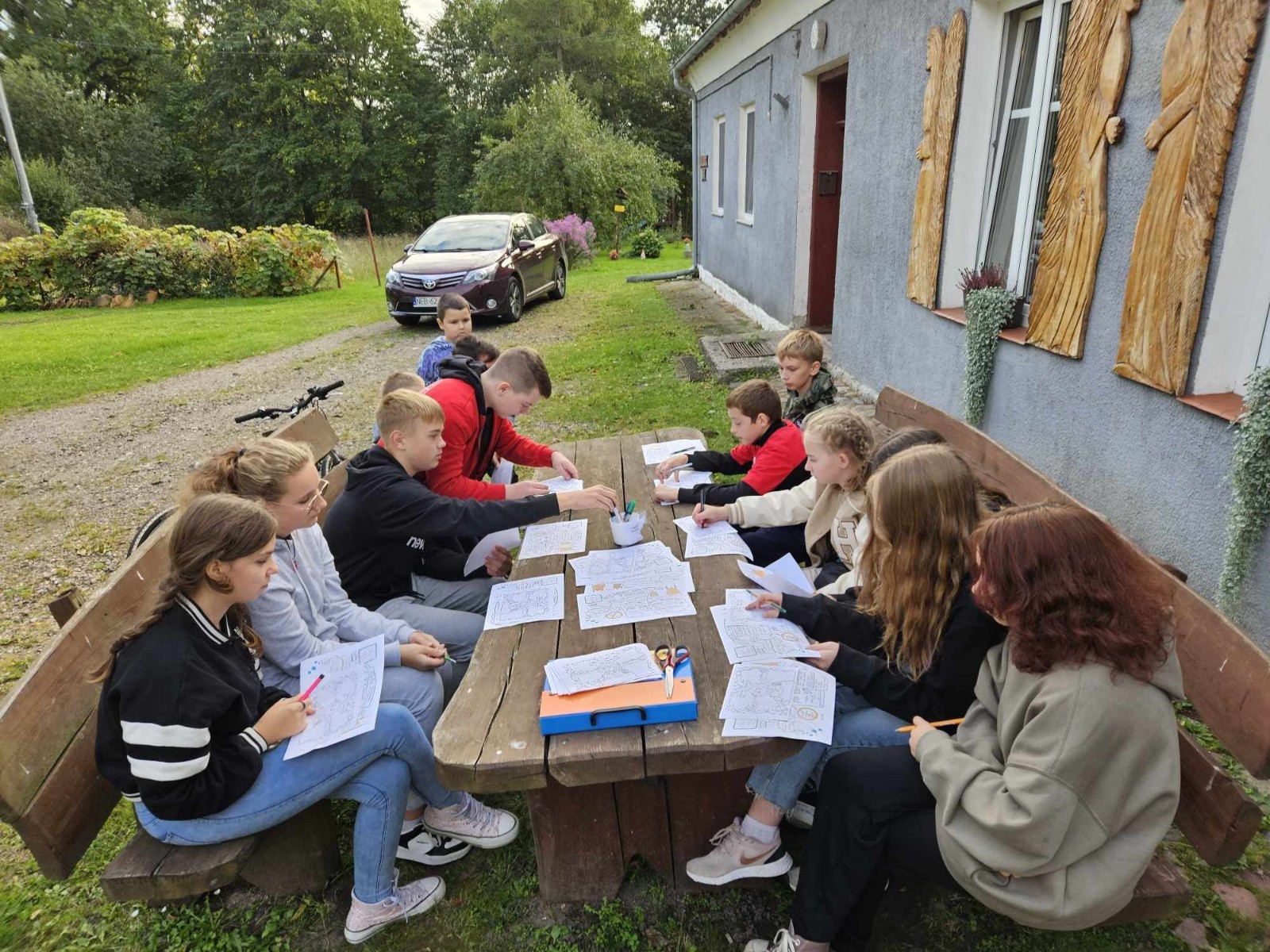 Obchody 550 rocznicy urodzin Kopernika obchodziliśmy w Aniołowie. W spotkaniu wzięli udział uczniowie z klasy 7a, nauczyciele i dyrektor szkoły, goście z Włoch i Francji wraz z opiekunami z Pasłęckiego Liceum oraz mieszkańcy Aniołowa. Wypiekaliśmy pierniki według średniowiecznego przepisu z miodem i licznymi ziołowymi dodatkami. Uczniowie z kl.7a wykonali karty pracy „Kopernik w centrum słońca”. Uroczystość zakończył pokaz grupy ognia „Angels in the fire”.Było to niesamowite podsumowanie Akcji społeczno-edukacyjnej 