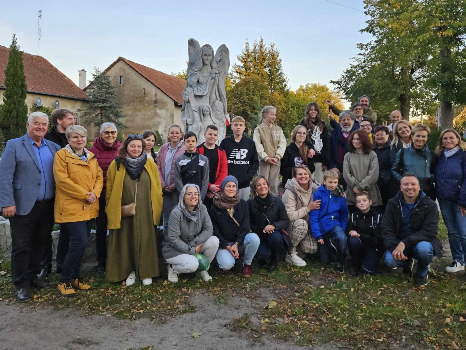 Obchody 550 rocznicy urodzin Kopernika obchodziliśmy w Aniołowie. W spotkaniu wzięli udział uczniowie z klasy 7a, nauczyciele i dyrektor szkoły, goście z Włoch i Francji wraz z opiekunami z Pasłęckiego Liceum oraz mieszkańcy Aniołowa. Wypiekaliśmy pierniki według średniowiecznego przepisu z miodem i licznymi ziołowymi dodatkami. Uczniowie z kl.7a wykonali karty pracy „Kopernik w centrum słońca”. Uroczystość zakończył pokaz grupy ognia „Angels in the fire”.Było to niesamowite podsumowanie Akcji społeczno-edukacyjnej 