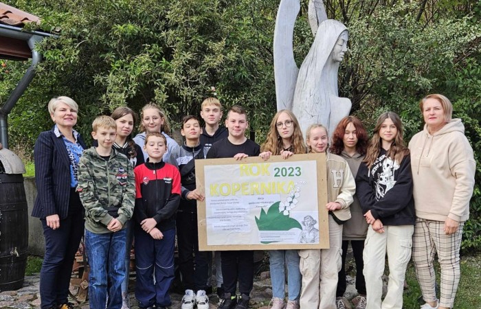 Obchody 550 rocznicy urodzin Kopernika obchodziliśmy w Aniołowie. W spotkaniu wzięli udział uczniowie z klasy 7a, nauczyciele i dyrektor szkoły, goście z Włoch i Francji wraz z opiekunami z Pasłęckiego Liceum oraz mieszkańcy Aniołowa. Wypiekaliśmy pierniki według średniowiecznego przepisu z miodem i licznymi ziołowymi dodatkami. Uczniowie z kl.7a wykonali karty pracy „Kopernik w centrum słońca”. Uroczystość zakończył pokaz grupy ognia „Angels in the fire”.Było to niesamowite podsumowanie Akcji społeczno-edukacyjnej 