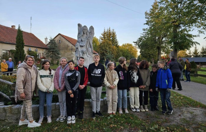 Obchody 550 rocznicy urodzin Kopernika obchodziliśmy w Aniołowie. W spotkaniu wzięli udział uczniowie z klasy 7a, nauczyciele i dyrektor szkoły, goście z Włoch i Francji wraz z opiekunami z Pasłęckiego Liceum oraz mieszkańcy Aniołowa. Wypiekaliśmy pierniki według średniowiecznego przepisu z miodem i licznymi ziołowymi dodatkami. Uczniowie z kl.7a wykonali karty pracy „Kopernik w centrum słońca”. Uroczystość zakończył pokaz grupy ognia „Angels in the fire”.Było to niesamowite podsumowanie Akcji społeczno-edukacyjnej 