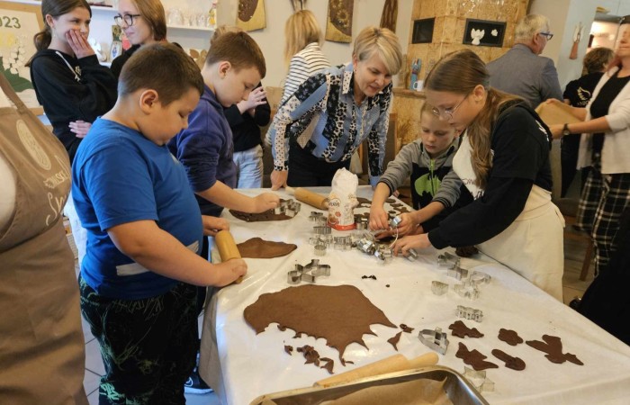 Obchody 550 rocznicy urodzin Kopernika obchodziliśmy w Aniołowie. W spotkaniu wzięli udział uczniowie z klasy 7a, nauczyciele i dyrektor szkoły, goście z Włoch i Francji wraz z opiekunami z Pasłęckiego Liceum oraz mieszkańcy Aniołowa. Wypiekaliśmy pierniki według średniowiecznego przepisu z miodem i licznymi ziołowymi dodatkami. Uczniowie z kl.7a wykonali karty pracy „Kopernik w centrum słońca”. Uroczystość zakończył pokaz grupy ognia „Angels in the fire”.Było to niesamowite podsumowanie Akcji społeczno-edukacyjnej 