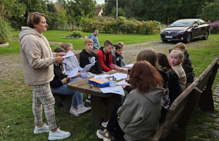 Obchody 550 rocznicy urodzin Kopernika obchodziliśmy w Aniołowie. W spotkaniu wzięli udział uczniowie z klasy 7a, nauczyciele i dyrektor szkoły, goście z Włoch i Francji wraz z opiekunami z Pasłęckiego Liceum oraz mieszkańcy Aniołowa. Wypiekaliśmy pierniki według średniowiecznego przepisu z miodem i licznymi ziołowymi dodatkami. Uczniowie z kl.7a wykonali karty pracy „Kopernik w centrum słońca”. Uroczystość zakończył pokaz grupy ognia „Angels in the fire”.Było to niesamowite podsumowanie Akcji społeczno-edukacyjnej 