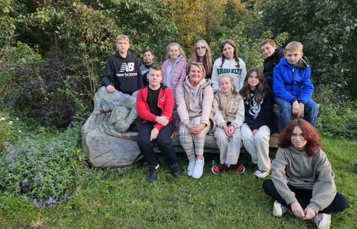 Obchody 550 rocznicy urodzin Kopernika obchodziliśmy w Aniołowie. W spotkaniu wzięli udział uczniowie z klasy 7a, nauczyciele i dyrektor szkoły, goście z Włoch i Francji wraz z opiekunami z Pasłęckiego Liceum oraz mieszkańcy Aniołowa. Wypiekaliśmy pierniki według średniowiecznego przepisu z miodem i licznymi ziołowymi dodatkami. Uczniowie z kl.7a wykonali karty pracy „Kopernik w centrum słońca”. Uroczystość zakończył pokaz grupy ognia „Angels in the fire”.Było to niesamowite podsumowanie Akcji społeczno-edukacyjnej 