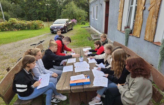 Obchody 550 rocznicy urodzin Kopernika obchodziliśmy w Aniołowie. W spotkaniu wzięli udział uczniowie z klasy 7a, nauczyciele i dyrektor szkoły, goście z Włoch i Francji wraz z opiekunami z Pasłęckiego Liceum oraz mieszkańcy Aniołowa. Wypiekaliśmy pierniki według średniowiecznego przepisu z miodem i licznymi ziołowymi dodatkami. Uczniowie z kl.7a wykonali karty pracy „Kopernik w centrum słońca”. Uroczystość zakończył pokaz grupy ognia „Angels in the fire”.Było to niesamowite podsumowanie Akcji społeczno-edukacyjnej 