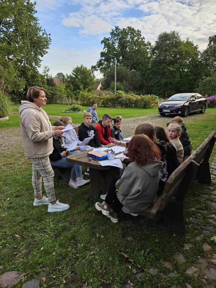 Obchody 550 rocznicy urodzin Kopernika obchodziliśmy w Aniołowie. W spotkaniu wzięli udział uczniowie z klasy 7a, nauczyciele i dyrektor szkoły, goście z Włoch i Francji wraz z opiekunami z Pasłęckiego Liceum oraz mieszkańcy Aniołowa. Wypiekaliśmy pierniki według średniowiecznego przepisu z miodem i licznymi ziołowymi dodatkami. Uczniowie z kl.7a wykonali karty pracy „Kopernik w centrum słońca”. Uroczystość zakończył pokaz grupy ognia „Angels in the fire”.Było to niesamowite podsumowanie Akcji społeczno-edukacyjnej 