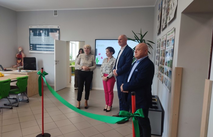 11 października 2023 r. w naszej szkole uroczyście otwarto ekopracownię - salę lekcyjną wraz z zapleczem, przeznaczoną do prowadzenia zajęć o charakterze przyrodniczo - ekologicznym oraz zajęć fizyki, chemii i biologii. W uroczystości udział wzięli zaproszeni goście: Wiceburmistrz Pasłęka Marek Sarnowski, kierownik Elbląskiego Centrum Edukacji Ekologicznej dr inź. Krzysztof Błaszczak oraz przewodnicząca Rady Rodziców - pani Anna Szymanek. Po powitaniu przez dyrektor szkoły Agnieszkę Cieklińską i przecięciu wstęgi goście mieli możliwość obserwowania zajęć z udziałem uczniów z kl.7a. Podopieczni nauczycielek chemii i fizyki, pani Doroty Andrzejewicz i pani Iwony Żabickiej wykonywali eksperymenty z wykorzystaniem pomocy dydaktycznych zakupionych w ramach projektu, związanych z OZE. Budowali m.in. baterię z owoców, minielektrownię wodną, układali z klocków model elektrowni wiatrowej oraz samochód napędzany energią słoneczną. 