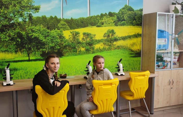 11 października 2023 r. w naszej szkole uroczyście otwarto ekopracownię - salę lekcyjną wraz z zapleczem, przeznaczoną do prowadzenia zajęć o charakterze przyrodniczo - ekologicznym oraz zajęć fizyki, chemii i biologii. W uroczystości udział wzięli zaproszeni goście: Wiceburmistrz Pasłęka Marek Sarnowski, kierownik Elbląskiego Centrum Edukacji Ekologicznej dr inź. Krzysztof Błaszczak oraz przewodnicząca Rady Rodziców - pani Anna Szymanek. Po powitaniu przez dyrektor szkoły Agnieszkę Cieklińską i przecięciu wstęgi goście mieli możliwość obserwowania zajęć z udziałem uczniów z kl.7a. Podopieczni nauczycielek chemii i fizyki, pani Doroty Andrzejewicz i pani Iwony Żabickiej wykonywali eksperymenty z wykorzystaniem pomocy dydaktycznych zakupionych w ramach projektu, związanych z OZE. Budowali m.in. baterię z owoców, minielektrownię wodną, układali z klocków model elektrowni wiatrowej oraz samochód napędzany energią słoneczną. 