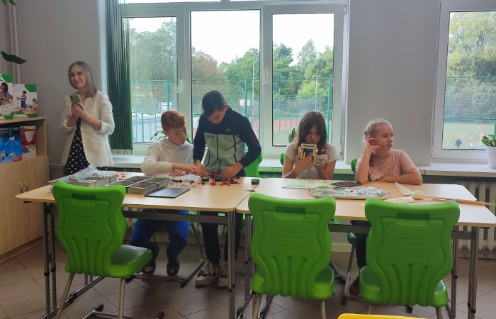 11 października 2023 r. w naszej szkole uroczyście otwarto ekopracownię - salę lekcyjną wraz z zapleczem, przeznaczoną do prowadzenia zajęć o charakterze przyrodniczo - ekologicznym oraz zajęć fizyki, chemii i biologii. W uroczystości udział wzięli zaproszeni goście: Wiceburmistrz Pasłęka Marek Sarnowski, kierownik Elbląskiego Centrum Edukacji Ekologicznej dr inź. Krzysztof Błaszczak oraz przewodnicząca Rady Rodziców - pani Anna Szymanek. Po powitaniu przez dyrektor szkoły Agnieszkę Cieklińską i przecięciu wstęgi goście mieli możliwość obserwowania zajęć z udziałem uczniów z kl.7a. Podopieczni nauczycielek chemii i fizyki, pani Doroty Andrzejewicz i pani Iwony Żabickiej wykonywali eksperymenty z wykorzystaniem pomocy dydaktycznych zakupionych w ramach projektu, związanych z OZE. Budowali m.in. baterię z owoców, minielektrownię wodną, układali z klocków model elektrowni wiatrowej oraz samochód napędzany energią słoneczną. 