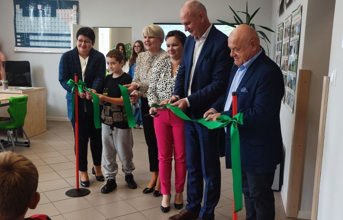 11 października 2023 r. w naszej szkole uroczyście otwarto ekopracownię - salę lekcyjną wraz z zapleczem, przeznaczoną do prowadzenia zajęć o charakterze przyrodniczo - ekologicznym oraz zajęć fizyki, chemii i biologii. W uroczystości udział wzięli zaproszeni goście: Wiceburmistrz Pasłęka Marek Sarnowski, kierownik Elbląskiego Centrum Edukacji Ekologicznej dr inź. Krzysztof Błaszczak oraz przewodnicząca Rady Rodziców - pani Anna Szymanek. Po powitaniu przez dyrektor szkoły Agnieszkę Cieklińską i przecięciu wstęgi goście mieli możliwość obserwowania zajęć z udziałem uczniów z kl.7a. Podopieczni nauczycielek chemii i fizyki, pani Doroty Andrzejewicz i pani Iwony Żabickiej wykonywali eksperymenty z wykorzystaniem pomocy dydaktycznych zakupionych w ramach projektu, związanych z OZE. Budowali m.in. baterię z owoców, minielektrownię wodną, układali z klocków model elektrowni wiatrowej oraz samochód napędzany energią słoneczną. 