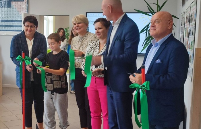 11 października 2023 r. w naszej szkole uroczyście otwarto ekopracownię - salę lekcyjną wraz z zapleczem, przeznaczoną do prowadzenia zajęć o charakterze przyrodniczo - ekologicznym oraz zajęć fizyki, chemii i biologii. W uroczystości udział wzięli zaproszeni goście: Wiceburmistrz Pasłęka Marek Sarnowski, kierownik Elbląskiego Centrum Edukacji Ekologicznej dr inź. Krzysztof Błaszczak oraz przewodnicząca Rady Rodziców - pani Anna Szymanek. Po powitaniu przez dyrektor szkoły Agnieszkę Cieklińską i przecięciu wstęgi goście mieli możliwość obserwowania zajęć z udziałem uczniów z kl.7a. Podopieczni nauczycielek chemii i fizyki, pani Doroty Andrzejewicz i pani Iwony Żabickiej wykonywali eksperymenty z wykorzystaniem pomocy dydaktycznych zakupionych w ramach projektu, związanych z OZE. Budowali m.in. baterię z owoców, minielektrownię wodną, układali z klocków model elektrowni wiatrowej oraz samochód napędzany energią słoneczną. 