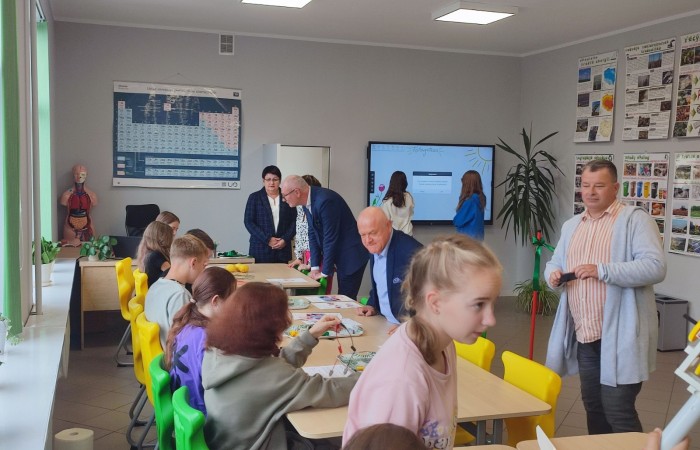 11 października 2023 r. w naszej szkole uroczyście otwarto ekopracownię - salę lekcyjną wraz z zapleczem, przeznaczoną do prowadzenia zajęć o charakterze przyrodniczo - ekologicznym oraz zajęć fizyki, chemii i biologii. W uroczystości udział wzięli zaproszeni goście: Wiceburmistrz Pasłęka Marek Sarnowski, kierownik Elbląskiego Centrum Edukacji Ekologicznej dr inź. Krzysztof Błaszczak oraz przewodnicząca Rady Rodziców - pani Anna Szymanek. Po powitaniu przez dyrektor szkoły Agnieszkę Cieklińską i przecięciu wstęgi goście mieli możliwość obserwowania zajęć z udziałem uczniów z kl.7a. Podopieczni nauczycielek chemii i fizyki, pani Doroty Andrzejewicz i pani Iwony Żabickiej wykonywali eksperymenty z wykorzystaniem pomocy dydaktycznych zakupionych w ramach projektu, związanych z OZE. Budowali m.in. baterię z owoców, minielektrownię wodną, układali z klocków model elektrowni wiatrowej oraz samochód napędzany energią słoneczną. 