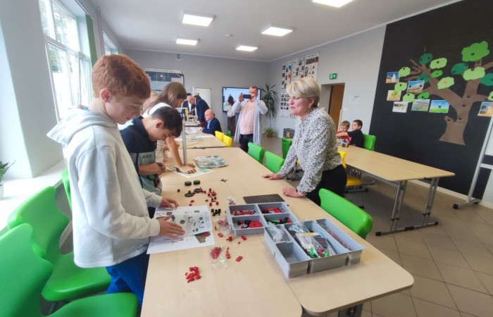 11 października 2023 r. w naszej szkole uroczyście otwarto ekopracownię - salę lekcyjną wraz z zapleczem, przeznaczoną do prowadzenia zajęć o charakterze przyrodniczo - ekologicznym oraz zajęć fizyki, chemii i biologii. W uroczystości udział wzięli zaproszeni goście: Wiceburmistrz Pasłęka Marek Sarnowski, kierownik Elbląskiego Centrum Edukacji Ekologicznej dr inź. Krzysztof Błaszczak oraz przewodnicząca Rady Rodziców - pani Anna Szymanek. Po powitaniu przez dyrektor szkoły Agnieszkę Cieklińską i przecięciu wstęgi goście mieli możliwość obserwowania zajęć z udziałem uczniów z kl.7a. Podopieczni nauczycielek chemii i fizyki, pani Doroty Andrzejewicz i pani Iwony Żabickiej wykonywali eksperymenty z wykorzystaniem pomocy dydaktycznych zakupionych w ramach projektu, związanych z OZE. Budowali m.in. baterię z owoców, minielektrownię wodną, układali z klocków model elektrowni wiatrowej oraz samochód napędzany energią słoneczną. 