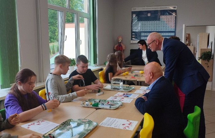 11 października 2023 r. w naszej szkole uroczyście otwarto ekopracownię - salę lekcyjną wraz z zapleczem, przeznaczoną do prowadzenia zajęć o charakterze przyrodniczo - ekologicznym oraz zajęć fizyki, chemii i biologii. W uroczystości udział wzięli zaproszeni goście: Wiceburmistrz Pasłęka Marek Sarnowski, kierownik Elbląskiego Centrum Edukacji Ekologicznej dr inź. Krzysztof Błaszczak oraz przewodnicząca Rady Rodziców - pani Anna Szymanek. Po powitaniu przez dyrektor szkoły Agnieszkę Cieklińską i przecięciu wstęgi goście mieli możliwość obserwowania zajęć z udziałem uczniów z kl.7a. Podopieczni nauczycielek chemii i fizyki, pani Doroty Andrzejewicz i pani Iwony Żabickiej wykonywali eksperymenty z wykorzystaniem pomocy dydaktycznych zakupionych w ramach projektu, związanych z OZE. Budowali m.in. baterię z owoców, minielektrownię wodną, układali z klocków model elektrowni wiatrowej oraz samochód napędzany energią słoneczną. 