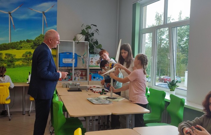 11 października 2023 r. w naszej szkole uroczyście otwarto ekopracownię - salę lekcyjną wraz z zapleczem, przeznaczoną do prowadzenia zajęć o charakterze przyrodniczo - ekologicznym oraz zajęć fizyki, chemii i biologii. W uroczystości udział wzięli zaproszeni goście: Wiceburmistrz Pasłęka Marek Sarnowski, kierownik Elbląskiego Centrum Edukacji Ekologicznej dr inź. Krzysztof Błaszczak oraz przewodnicząca Rady Rodziców - pani Anna Szymanek. Po powitaniu przez dyrektor szkoły Agnieszkę Cieklińską i przecięciu wstęgi goście mieli możliwość obserwowania zajęć z udziałem uczniów z kl.7a. Podopieczni nauczycielek chemii i fizyki, pani Doroty Andrzejewicz i pani Iwony Żabickiej wykonywali eksperymenty z wykorzystaniem pomocy dydaktycznych zakupionych w ramach projektu, związanych z OZE. Budowali m.in. baterię z owoców, minielektrownię wodną, układali z klocków model elektrowni wiatrowej oraz samochód napędzany energią słoneczną. 