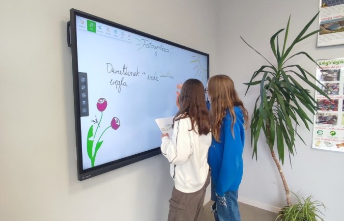 11 października 2023 r. w naszej szkole uroczyście otwarto ekopracownię - salę lekcyjną wraz z zapleczem, przeznaczoną do prowadzenia zajęć o charakterze przyrodniczo - ekologicznym oraz zajęć fizyki, chemii i biologii. W uroczystości udział wzięli zaproszeni goście: Wiceburmistrz Pasłęka Marek Sarnowski, kierownik Elbląskiego Centrum Edukacji Ekologicznej dr inź. Krzysztof Błaszczak oraz przewodnicząca Rady Rodziców - pani Anna Szymanek. Po powitaniu przez dyrektor szkoły Agnieszkę Cieklińską i przecięciu wstęgi goście mieli możliwość obserwowania zajęć z udziałem uczniów z kl.7a. Podopieczni nauczycielek chemii i fizyki, pani Doroty Andrzejewicz i pani Iwony Żabickiej wykonywali eksperymenty z wykorzystaniem pomocy dydaktycznych zakupionych w ramach projektu, związanych z OZE. Budowali m.in. baterię z owoców, minielektrownię wodną, układali z klocków model elektrowni wiatrowej oraz samochód napędzany energią słoneczną. 