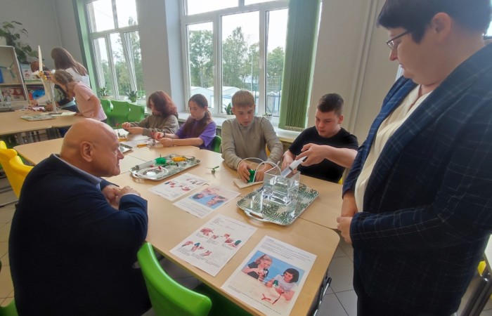 11 października 2023 r. w naszej szkole uroczyście otwarto ekopracownię - salę lekcyjną wraz z zapleczem, przeznaczoną do prowadzenia zajęć o charakterze przyrodniczo - ekologicznym oraz zajęć fizyki, chemii i biologii. W uroczystości udział wzięli zaproszeni goście: Wiceburmistrz Pasłęka Marek Sarnowski, kierownik Elbląskiego Centrum Edukacji Ekologicznej dr inź. Krzysztof Błaszczak oraz przewodnicząca Rady Rodziców - pani Anna Szymanek. Po powitaniu przez dyrektor szkoły Agnieszkę Cieklińską i przecięciu wstęgi goście mieli możliwość obserwowania zajęć z udziałem uczniów z kl.7a. Podopieczni nauczycielek chemii i fizyki, pani Doroty Andrzejewicz i pani Iwony Żabickiej wykonywali eksperymenty z wykorzystaniem pomocy dydaktycznych zakupionych w ramach projektu, związanych z OZE. Budowali m.in. baterię z owoców, minielektrownię wodną, układali z klocków model elektrowni wiatrowej oraz samochód napędzany energią słoneczną. 