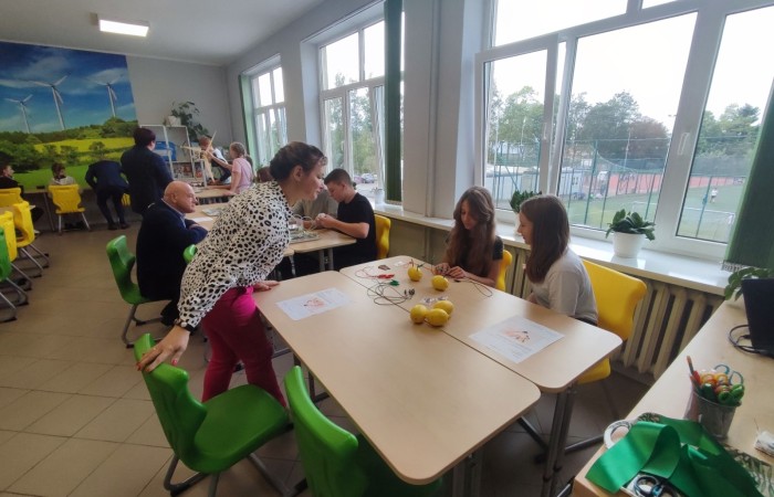 11 października 2023 r. w naszej szkole uroczyście otwarto ekopracownię - salę lekcyjną wraz z zapleczem, przeznaczoną do prowadzenia zajęć o charakterze przyrodniczo - ekologicznym oraz zajęć fizyki, chemii i biologii. W uroczystości udział wzięli zaproszeni goście: Wiceburmistrz Pasłęka Marek Sarnowski, kierownik Elbląskiego Centrum Edukacji Ekologicznej dr inź. Krzysztof Błaszczak oraz przewodnicząca Rady Rodziców - pani Anna Szymanek. Po powitaniu przez dyrektor szkoły Agnieszkę Cieklińską i przecięciu wstęgi goście mieli możliwość obserwowania zajęć z udziałem uczniów z kl.7a. Podopieczni nauczycielek chemii i fizyki, pani Doroty Andrzejewicz i pani Iwony Żabickiej wykonywali eksperymenty z wykorzystaniem pomocy dydaktycznych zakupionych w ramach projektu, związanych z OZE. Budowali m.in. baterię z owoców, minielektrownię wodną, układali z klocków model elektrowni wiatrowej oraz samochód napędzany energią słoneczną. 