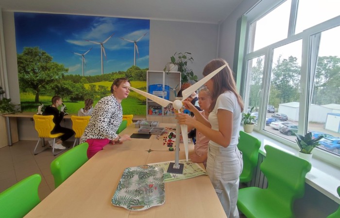 11 października 2023 r. w naszej szkole uroczyście otwarto ekopracownię - salę lekcyjną wraz z zapleczem, przeznaczoną do prowadzenia zajęć o charakterze przyrodniczo - ekologicznym oraz zajęć fizyki, chemii i biologii. W uroczystości udział wzięli zaproszeni goście: Wiceburmistrz Pasłęka Marek Sarnowski, kierownik Elbląskiego Centrum Edukacji Ekologicznej dr inź. Krzysztof Błaszczak oraz przewodnicząca Rady Rodziców - pani Anna Szymanek. Po powitaniu przez dyrektor szkoły Agnieszkę Cieklińską i przecięciu wstęgi goście mieli możliwość obserwowania zajęć z udziałem uczniów z kl.7a. Podopieczni nauczycielek chemii i fizyki, pani Doroty Andrzejewicz i pani Iwony Żabickiej wykonywali eksperymenty z wykorzystaniem pomocy dydaktycznych zakupionych w ramach projektu, związanych z OZE. Budowali m.in. baterię z owoców, minielektrownię wodną, układali z klocków model elektrowni wiatrowej oraz samochód napędzany energią słoneczną. 