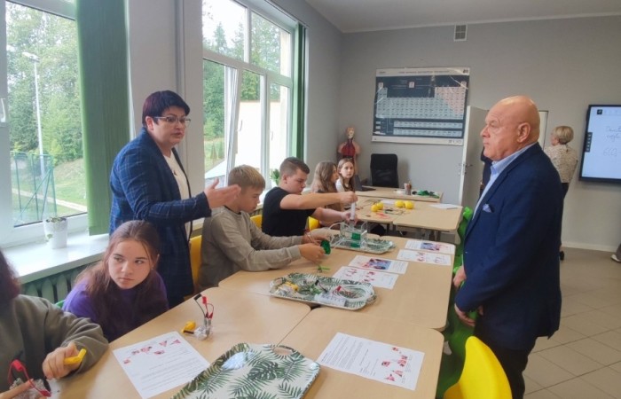 11 października 2023 r. w naszej szkole uroczyście otwarto ekopracownię - salę lekcyjną wraz z zapleczem, przeznaczoną do prowadzenia zajęć o charakterze przyrodniczo - ekologicznym oraz zajęć fizyki, chemii i biologii. W uroczystości udział wzięli zaproszeni goście: Wiceburmistrz Pasłęka Marek Sarnowski, kierownik Elbląskiego Centrum Edukacji Ekologicznej dr inź. Krzysztof Błaszczak oraz przewodnicząca Rady Rodziców - pani Anna Szymanek. Po powitaniu przez dyrektor szkoły Agnieszkę Cieklińską i przecięciu wstęgi goście mieli możliwość obserwowania zajęć z udziałem uczniów z kl.7a. Podopieczni nauczycielek chemii i fizyki, pani Doroty Andrzejewicz i pani Iwony Żabickiej wykonywali eksperymenty z wykorzystaniem pomocy dydaktycznych zakupionych w ramach projektu, związanych z OZE. Budowali m.in. baterię z owoców, minielektrownię wodną, układali z klocków model elektrowni wiatrowej oraz samochód napędzany energią słoneczną. 