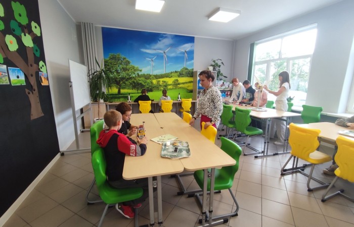 11 października 2023 r. w naszej szkole uroczyście otwarto ekopracownię - salę lekcyjną wraz z zapleczem, przeznaczoną do prowadzenia zajęć o charakterze przyrodniczo - ekologicznym oraz zajęć fizyki, chemii i biologii. W uroczystości udział wzięli zaproszeni goście: Wiceburmistrz Pasłęka Marek Sarnowski, kierownik Elbląskiego Centrum Edukacji Ekologicznej dr inź. Krzysztof Błaszczak oraz przewodnicząca Rady Rodziców - pani Anna Szymanek. Po powitaniu przez dyrektor szkoły Agnieszkę Cieklińską i przecięciu wstęgi goście mieli możliwość obserwowania zajęć z udziałem uczniów z kl.7a. Podopieczni nauczycielek chemii i fizyki, pani Doroty Andrzejewicz i pani Iwony Żabickiej wykonywali eksperymenty z wykorzystaniem pomocy dydaktycznych zakupionych w ramach projektu, związanych z OZE. Budowali m.in. baterię z owoców, minielektrownię wodną, układali z klocków model elektrowni wiatrowej oraz samochód napędzany energią słoneczną. 