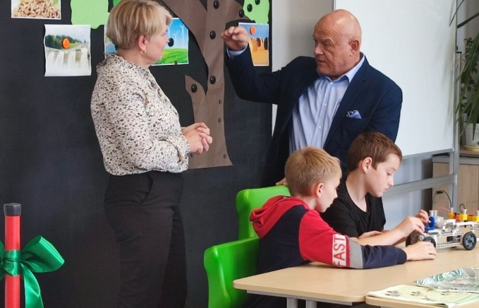 11 października 2023 r. w naszej szkole uroczyście otwarto ekopracownię - salę lekcyjną wraz z zapleczem, przeznaczoną do prowadzenia zajęć o charakterze przyrodniczo - ekologicznym oraz zajęć fizyki, chemii i biologii. W uroczystości udział wzięli zaproszeni goście: Wiceburmistrz Pasłęka Marek Sarnowski, kierownik Elbląskiego Centrum Edukacji Ekologicznej dr inź. Krzysztof Błaszczak oraz przewodnicząca Rady Rodziców - pani Anna Szymanek. Po powitaniu przez dyrektor szkoły Agnieszkę Cieklińską i przecięciu wstęgi goście mieli możliwość obserwowania zajęć z udziałem uczniów z kl.7a. Podopieczni nauczycielek chemii i fizyki, pani Doroty Andrzejewicz i pani Iwony Żabickiej wykonywali eksperymenty z wykorzystaniem pomocy dydaktycznych zakupionych w ramach projektu, związanych z OZE. Budowali m.in. baterię z owoców, minielektrownię wodną, układali z klocków model elektrowni wiatrowej oraz samochód napędzany energią słoneczną. 