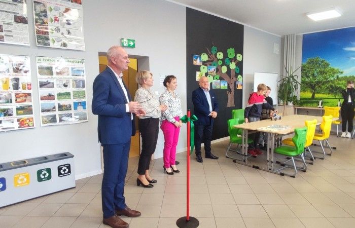 11 października 2023 r. w naszej szkole uroczyście otwarto ekopracownię - salę lekcyjną wraz z zapleczem, przeznaczoną do prowadzenia zajęć o charakterze przyrodniczo - ekologicznym oraz zajęć fizyki, chemii i biologii. W uroczystości udział wzięli zaproszeni goście: Wiceburmistrz Pasłęka Marek Sarnowski, kierownik Elbląskiego Centrum Edukacji Ekologicznej dr inź. Krzysztof Błaszczak oraz przewodnicząca Rady Rodziców - pani Anna Szymanek. Po powitaniu przez dyrektor szkoły Agnieszkę Cieklińską i przecięciu wstęgi goście mieli możliwość obserwowania zajęć z udziałem uczniów z kl.7a. Podopieczni nauczycielek chemii i fizyki, pani Doroty Andrzejewicz i pani Iwony Żabickiej wykonywali eksperymenty z wykorzystaniem pomocy dydaktycznych zakupionych w ramach projektu, związanych z OZE. Budowali m.in. baterię z owoców, minielektrownię wodną, układali z klocków model elektrowni wiatrowej oraz samochód napędzany energią słoneczną. 