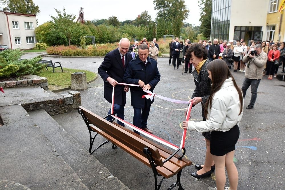 20 października świętowaliśmy Jubileusz 60-lecia Szkoły Podstawowej nr 2 w Pasłęku. Był to dla nas szczególny dzień, czas, w którym w symboliczny sposób przenieśliśmy się do chwili powstania naszej szkoły. Cieszymy się bardzo, że tak ważne dla nas wydarzenie swą obecnością uświetnili: minister Andrzej Śliwka - podsekretarz stanu w Ministerstwie Aktywów Państwowych, Burmistrz Pasłęka Pan Wiesław Śniecikowski, Przewodniczący Rady Miejskiej w Pasłęku Pan Marian Matuszczak, Starosta Powiatu Elbląskiego Pan Maciej Romanowski, wiceburmistrz Pan Marek Sarnowski, dyrektorzy i przedstawiciele instytucji oświatowych, służb mundurowych, działacze stowarzyszeń i związków zawodowych, emeryci oraz liczni absolwenci Szkoły Podstawowej nr 2 w Pasłęku.
Obchody jubileuszu rozpoczęliśmy od posadzenia drzewka przed pomnikiem patrona, Władysława Broniewskiego i przecięcia wstęgi na ławeczce upamiętniającej tę wyjątkową rocznicę. Następnie, już w auli, głos zabrała Pani Dyrektor Agnieszka Cieklińska, dzięki której wspomnienia związane z historią szkoły na nowo odżyły w pamięci zebranych. W pięknych słowach usłyszeliśmy o początkach szkoły, przypomnieliśmy sobie losy ludzi z nią związanych, ich sukcesy i zmagania, dzięki którym my dzisiaj możemy być częścią wyjątkowego miejsca, tak mocno wpisującego się w historię naszego miasta.