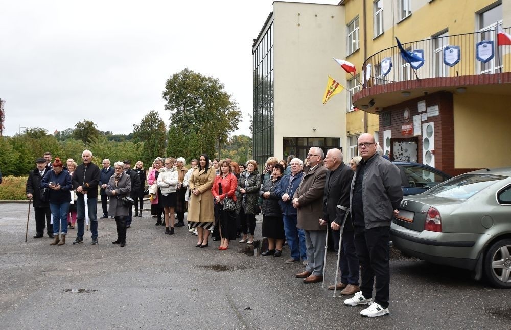 20 października świętowaliśmy Jubileusz 60-lecia Szkoły Podstawowej nr 2 w Pasłęku. Był to dla nas szczególny dzień, czas, w którym w symboliczny sposób przenieśliśmy się do chwili powstania naszej szkoły. Cieszymy się bardzo, że tak ważne dla nas wydarzenie swą obecnością uświetnili: minister Andrzej Śliwka - podsekretarz stanu w Ministerstwie Aktywów Państwowych, Burmistrz Pasłęka Pan Wiesław Śniecikowski, Przewodniczący Rady Miejskiej w Pasłęku Pan Marian Matuszczak, Starosta Powiatu Elbląskiego Pan Maciej Romanowski, wiceburmistrz Pan Marek Sarnowski, dyrektorzy i przedstawiciele instytucji oświatowych, służb mundurowych, działacze stowarzyszeń i związków zawodowych, emeryci oraz liczni absolwenci Szkoły Podstawowej nr 2 w Pasłęku.
Obchody jubileuszu rozpoczęliśmy od posadzenia drzewka przed pomnikiem patrona, Władysława Broniewskiego i przecięcia wstęgi na ławeczce upamiętniającej tę wyjątkową rocznicę. Następnie, już w auli, głos zabrała Pani Dyrektor Agnieszka Cieklińska, dzięki której wspomnienia związane z historią szkoły na nowo odżyły w pamięci zebranych. W pięknych słowach usłyszeliśmy o początkach szkoły, przypomnieliśmy sobie losy ludzi z nią związanych, ich sukcesy i zmagania, dzięki którym my dzisiaj możemy być częścią wyjątkowego miejsca, tak mocno wpisującego się w historię naszego miasta.