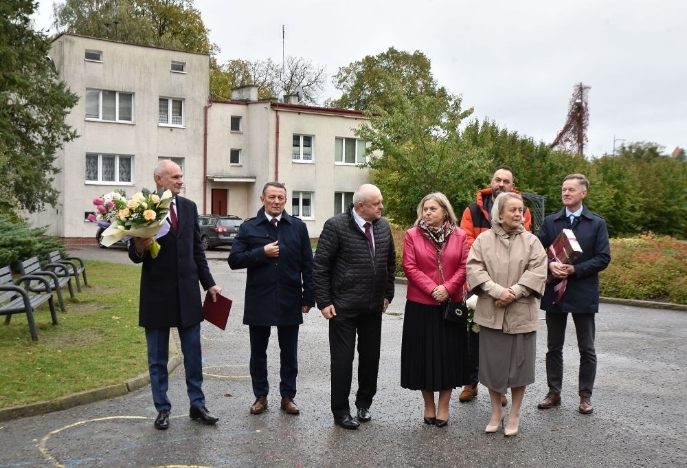 20 października świętowaliśmy Jubileusz 60-lecia Szkoły Podstawowej nr 2 w Pasłęku. Był to dla nas szczególny dzień, czas, w którym w symboliczny sposób przenieśliśmy się do chwili powstania naszej szkoły. Cieszymy się bardzo, że tak ważne dla nas wydarzenie swą obecnością uświetnili: minister Andrzej Śliwka - podsekretarz stanu w Ministerstwie Aktywów Państwowych, Burmistrz Pasłęka Pan Wiesław Śniecikowski, Przewodniczący Rady Miejskiej w Pasłęku Pan Marian Matuszczak, Starosta Powiatu Elbląskiego Pan Maciej Romanowski, wiceburmistrz Pan Marek Sarnowski, dyrektorzy i przedstawiciele instytucji oświatowych, służb mundurowych, działacze stowarzyszeń i związków zawodowych, emeryci oraz liczni absolwenci Szkoły Podstawowej nr 2 w Pasłęku.
Obchody jubileuszu rozpoczęliśmy od posadzenia drzewka przed pomnikiem patrona, Władysława Broniewskiego i przecięcia wstęgi na ławeczce upamiętniającej tę wyjątkową rocznicę. Następnie, już w auli, głos zabrała Pani Dyrektor Agnieszka Cieklińska, dzięki której wspomnienia związane z historią szkoły na nowo odżyły w pamięci zebranych. W pięknych słowach usłyszeliśmy o początkach szkoły, przypomnieliśmy sobie losy ludzi z nią związanych, ich sukcesy i zmagania, dzięki którym my dzisiaj możemy być częścią wyjątkowego miejsca, tak mocno wpisującego się w historię naszego miasta.