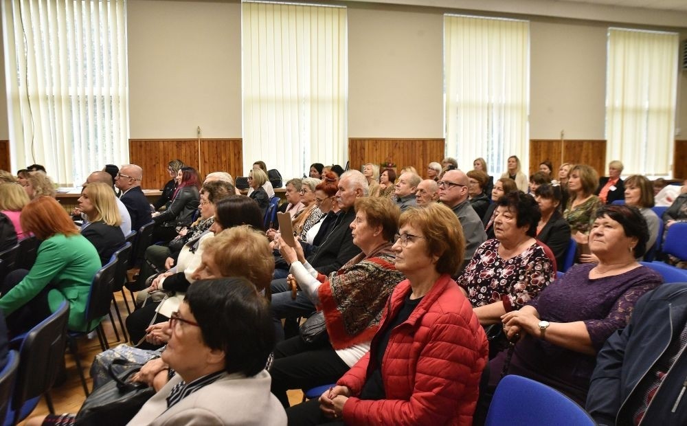 20 października świętowaliśmy Jubileusz 60-lecia Szkoły Podstawowej nr 2 w Pasłęku. Był to dla nas szczególny dzień, czas, w którym w symboliczny sposób przenieśliśmy się do chwili powstania naszej szkoły. Cieszymy się bardzo, że tak ważne dla nas wydarzenie swą obecnością uświetnili: minister Andrzej Śliwka - podsekretarz stanu w Ministerstwie Aktywów Państwowych, Burmistrz Pasłęka Pan Wiesław Śniecikowski, Przewodniczący Rady Miejskiej w Pasłęku Pan Marian Matuszczak, Starosta Powiatu Elbląskiego Pan Maciej Romanowski, wiceburmistrz Pan Marek Sarnowski, dyrektorzy i przedstawiciele instytucji oświatowych, służb mundurowych, działacze stowarzyszeń i związków zawodowych, emeryci oraz liczni absolwenci Szkoły Podstawowej nr 2 w Pasłęku.
Obchody jubileuszu rozpoczęliśmy od posadzenia drzewka przed pomnikiem patrona, Władysława Broniewskiego i przecięcia wstęgi na ławeczce upamiętniającej tę wyjątkową rocznicę. Następnie, już w auli, głos zabrała Pani Dyrektor Agnieszka Cieklińska, dzięki której wspomnienia związane z historią szkoły na nowo odżyły w pamięci zebranych. W pięknych słowach usłyszeliśmy o początkach szkoły, przypomnieliśmy sobie losy ludzi z nią związanych, ich sukcesy i zmagania, dzięki którym my dzisiaj możemy być częścią wyjątkowego miejsca, tak mocno wpisującego się w historię naszego miasta.