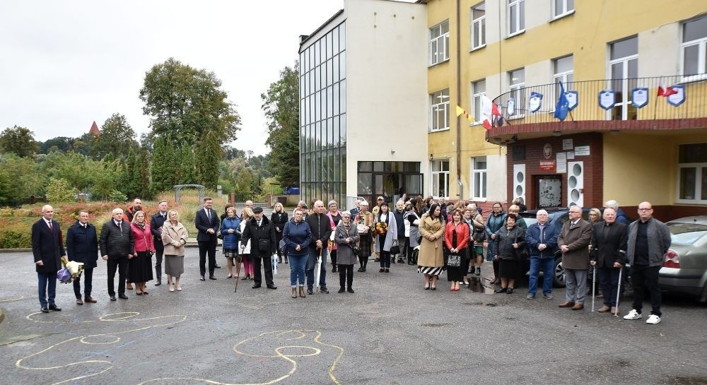 20 października świętowaliśmy Jubileusz 60-lecia Szkoły Podstawowej nr 2 w Pasłęku. Był to dla nas szczególny dzień, czas, w którym w symboliczny sposób przenieśliśmy się do chwili powstania naszej szkoły. Cieszymy się bardzo, że tak ważne dla nas wydarzenie swą obecnością uświetnili: minister Andrzej Śliwka - podsekretarz stanu w Ministerstwie Aktywów Państwowych, Burmistrz Pasłęka Pan Wiesław Śniecikowski, Przewodniczący Rady Miejskiej w Pasłęku Pan Marian Matuszczak, Starosta Powiatu Elbląskiego Pan Maciej Romanowski, wiceburmistrz Pan Marek Sarnowski, dyrektorzy i przedstawiciele instytucji oświatowych, służb mundurowych, działacze stowarzyszeń i związków zawodowych, emeryci oraz liczni absolwenci Szkoły Podstawowej nr 2 w Pasłęku.
Obchody jubileuszu rozpoczęliśmy od posadzenia drzewka przed pomnikiem patrona, Władysława Broniewskiego i przecięcia wstęgi na ławeczce upamiętniającej tę wyjątkową rocznicę. Następnie, już w auli, głos zabrała Pani Dyrektor Agnieszka Cieklińska, dzięki której wspomnienia związane z historią szkoły na nowo odżyły w pamięci zebranych. W pięknych słowach usłyszeliśmy o początkach szkoły, przypomnieliśmy sobie losy ludzi z nią związanych, ich sukcesy i zmagania, dzięki którym my dzisiaj możemy być częścią wyjątkowego miejsca, tak mocno wpisującego się w historię naszego miasta.