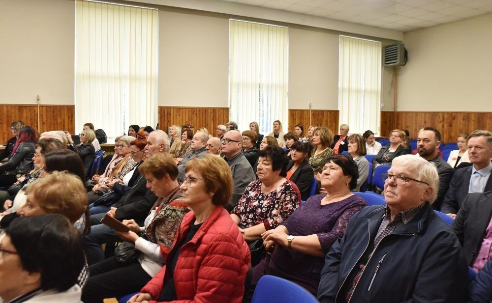 20 października świętowaliśmy Jubileusz 60-lecia Szkoły Podstawowej nr 2 w Pasłęku. Był to dla nas szczególny dzień, czas, w którym w symboliczny sposób przenieśliśmy się do chwili powstania naszej szkoły. Cieszymy się bardzo, że tak ważne dla nas wydarzenie swą obecnością uświetnili: minister Andrzej Śliwka - podsekretarz stanu w Ministerstwie Aktywów Państwowych, Burmistrz Pasłęka Pan Wiesław Śniecikowski, Przewodniczący Rady Miejskiej w Pasłęku Pan Marian Matuszczak, Starosta Powiatu Elbląskiego Pan Maciej Romanowski, wiceburmistrz Pan Marek Sarnowski, dyrektorzy i przedstawiciele instytucji oświatowych, służb mundurowych, działacze stowarzyszeń i związków zawodowych, emeryci oraz liczni absolwenci Szkoły Podstawowej nr 2 w Pasłęku.
Obchody jubileuszu rozpoczęliśmy od posadzenia drzewka przed pomnikiem patrona, Władysława Broniewskiego i przecięcia wstęgi na ławeczce upamiętniającej tę wyjątkową rocznicę. Następnie, już w auli, głos zabrała Pani Dyrektor Agnieszka Cieklińska, dzięki której wspomnienia związane z historią szkoły na nowo odżyły w pamięci zebranych. W pięknych słowach usłyszeliśmy o początkach szkoły, przypomnieliśmy sobie losy ludzi z nią związanych, ich sukcesy i zmagania, dzięki którym my dzisiaj możemy być częścią wyjątkowego miejsca, tak mocno wpisującego się w historię naszego miasta.