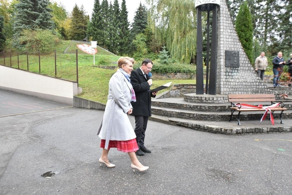 20 października świętowaliśmy Jubileusz 60-lecia Szkoły Podstawowej nr 2 w Pasłęku. Był to dla nas szczególny dzień, czas, w którym w symboliczny sposób przenieśliśmy się do chwili powstania naszej szkoły. Cieszymy się bardzo, że tak ważne dla nas wydarzenie swą obecnością uświetnili: minister Andrzej Śliwka - podsekretarz stanu w Ministerstwie Aktywów Państwowych, Burmistrz Pasłęka Pan Wiesław Śniecikowski, Przewodniczący Rady Miejskiej w Pasłęku Pan Marian Matuszczak, Starosta Powiatu Elbląskiego Pan Maciej Romanowski, wiceburmistrz Pan Marek Sarnowski, dyrektorzy i przedstawiciele instytucji oświatowych, służb mundurowych, działacze stowarzyszeń i związków zawodowych, emeryci oraz liczni absolwenci Szkoły Podstawowej nr 2 w Pasłęku.
Obchody jubileuszu rozpoczęliśmy od posadzenia drzewka przed pomnikiem patrona, Władysława Broniewskiego i przecięcia wstęgi na ławeczce upamiętniającej tę wyjątkową rocznicę. Następnie, już w auli, głos zabrała Pani Dyrektor Agnieszka Cieklińska, dzięki której wspomnienia związane z historią szkoły na nowo odżyły w pamięci zebranych. W pięknych słowach usłyszeliśmy o początkach szkoły, przypomnieliśmy sobie losy ludzi z nią związanych, ich sukcesy i zmagania, dzięki którym my dzisiaj możemy być częścią wyjątkowego miejsca, tak mocno wpisującego się w historię naszego miasta.