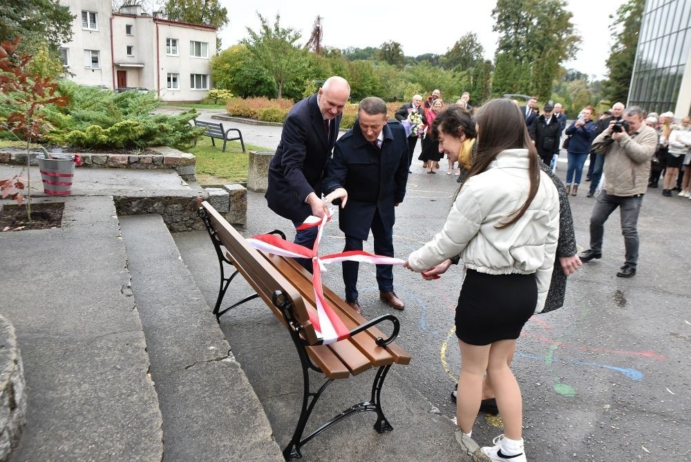 20 października świętowaliśmy Jubileusz 60-lecia Szkoły Podstawowej nr 2 w Pasłęku. Był to dla nas szczególny dzień, czas, w którym w symboliczny sposób przenieśliśmy się do chwili powstania naszej szkoły. Cieszymy się bardzo, że tak ważne dla nas wydarzenie swą obecnością uświetnili: minister Andrzej Śliwka - podsekretarz stanu w Ministerstwie Aktywów Państwowych, Burmistrz Pasłęka Pan Wiesław Śniecikowski, Przewodniczący Rady Miejskiej w Pasłęku Pan Marian Matuszczak, Starosta Powiatu Elbląskiego Pan Maciej Romanowski, wiceburmistrz Pan Marek Sarnowski, dyrektorzy i przedstawiciele instytucji oświatowych, służb mundurowych, działacze stowarzyszeń i związków zawodowych, emeryci oraz liczni absolwenci Szkoły Podstawowej nr 2 w Pasłęku.
Obchody jubileuszu rozpoczęliśmy od posadzenia drzewka przed pomnikiem patrona, Władysława Broniewskiego i przecięcia wstęgi na ławeczce upamiętniającej tę wyjątkową rocznicę. Następnie, już w auli, głos zabrała Pani Dyrektor Agnieszka Cieklińska, dzięki której wspomnienia związane z historią szkoły na nowo odżyły w pamięci zebranych. W pięknych słowach usłyszeliśmy o początkach szkoły, przypomnieliśmy sobie losy ludzi z nią związanych, ich sukcesy i zmagania, dzięki którym my dzisiaj możemy być częścią wyjątkowego miejsca, tak mocno wpisującego się w historię naszego miasta.