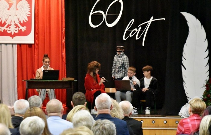 Losy naszej “Dwójki” ukazali również uczniowie w przygotowanej przez nich części artystycznej pod kierunkiem Pani Danuty Szczesnej. Nasi młodzi artyści w humorystycznych scenkach przenieśli nas, m.in. do czasów dyscypliny, ukazując zwyczaje szkoły, przedsięwzięcia jakim była dobudowa szkolnej stołówki z oddziałami przedszkolnymi oraz trudnego okresu w życiu nas wszystkich – pandemii. Zwieńczeniem przedstawienia stała się prezentacja multimedialna przygotowana przez Panią Marzenę Szymańską, ukazująca między innymi kadrę obecnych pedagogów oraz pracowników administracji i obsługi naszej szkoły.